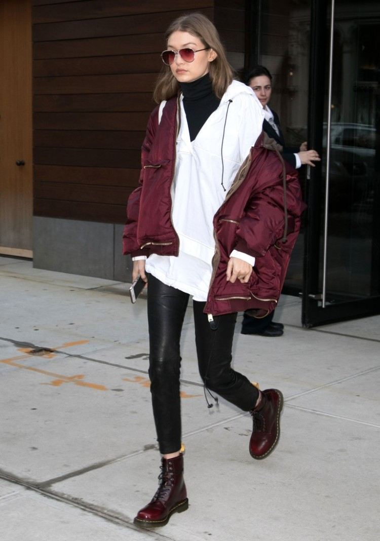 What shoes work best with sporty leggings that feature a high heel pattern