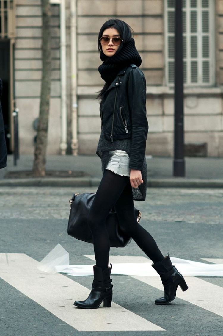 What shoes work best with sporty leggings that feature a high heel pattern