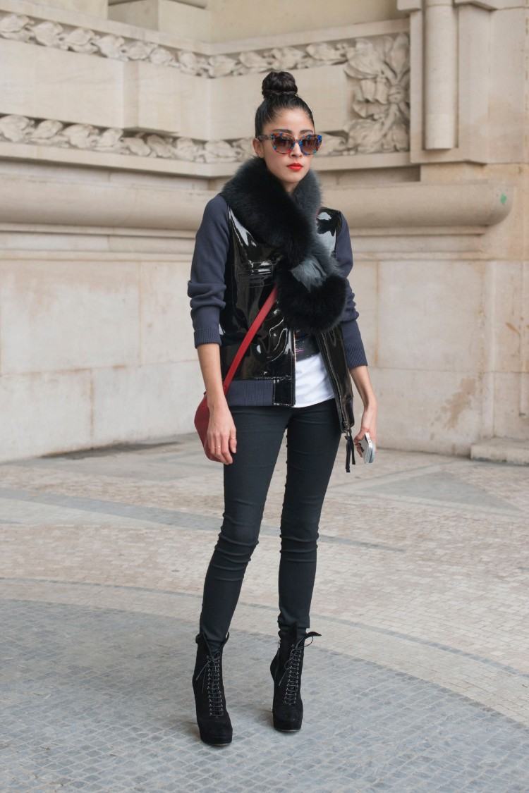 What shoes work best with sporty leggings that feature a high heel pattern